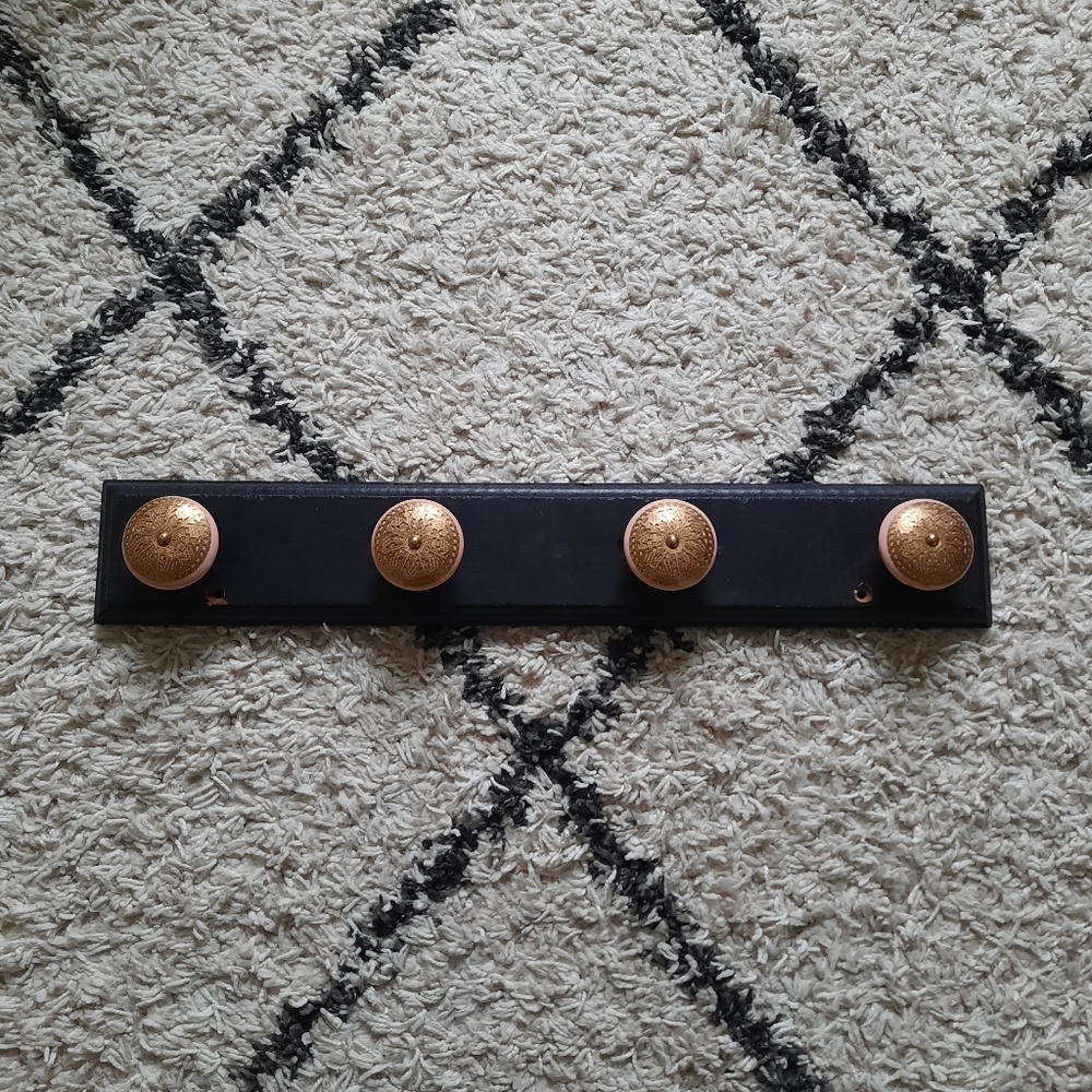 Wall mounted hanger